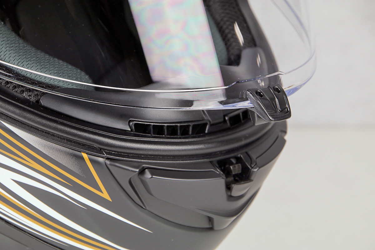 KABUTO AEROBRADE-5 シールドの大型レバー