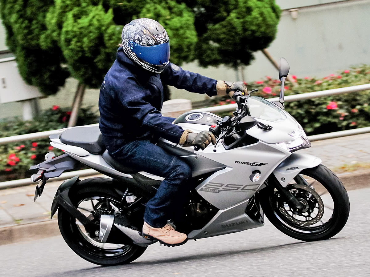 GOLDWIN MOTORCYCLE GWM ゴアテックスデニムジャケットとゴアテックスデニムパンツを着てバイクで走るライダー