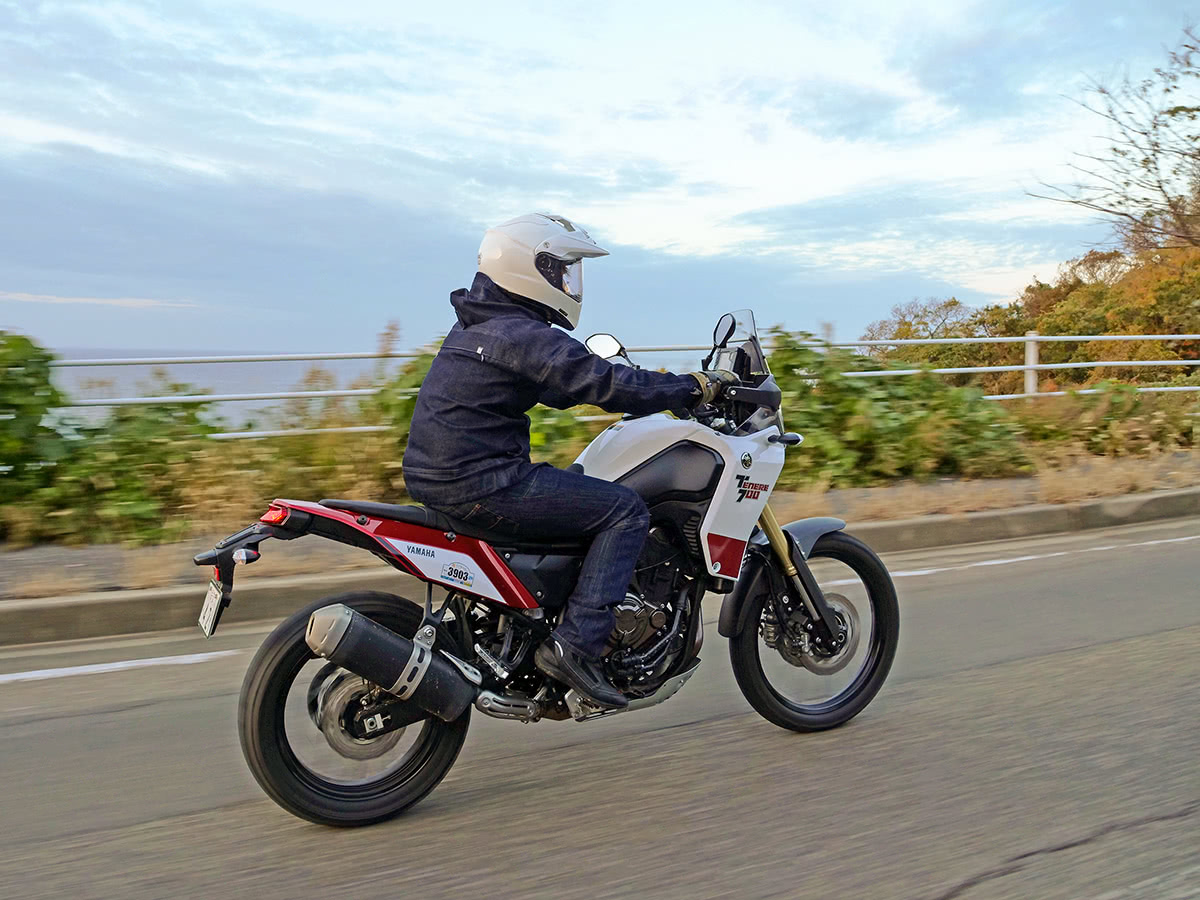 GOLDWIN MOTORCYCLE GWM ゴアテックスデニムジャケットとゴアテックスデニムパンツを着てバイクで走るライダー