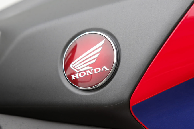 2021年モデルHONDA CBR600RR(2BL-PC40)タンクのホンダロゴ