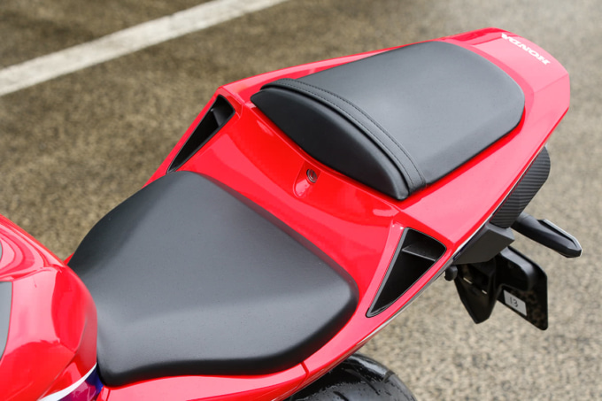2021年モデルHONDA CBR600RR(2BL-PC40)シート