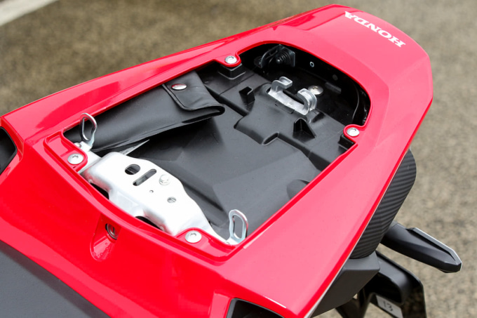 2021年モデルHONDA CBR600RR(2BL-PC40)タンデムシート下スペース