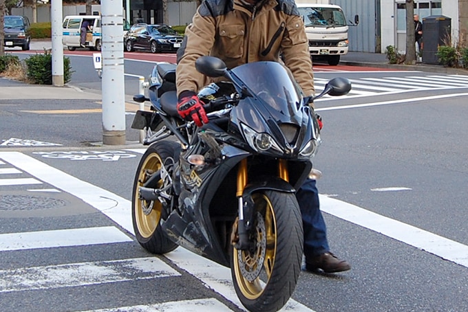バイクを押し歩きで横断歩道を渡っている様子