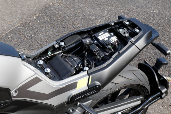 BENELLI LEONCINO250(ベネリ レオンチーノ250)シート下