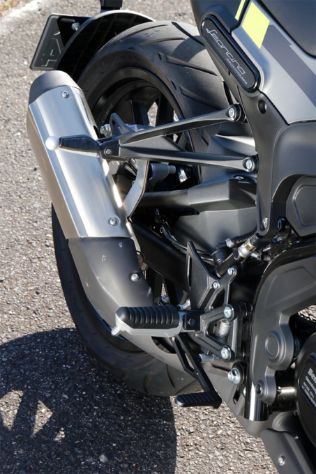 BENELLI LEONCINO250(ベネリ レオンチーノ250)ステップ&マフラー