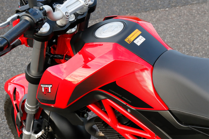BENELLI TNT125(ベネリ トルネードネイキッドT125)タンク