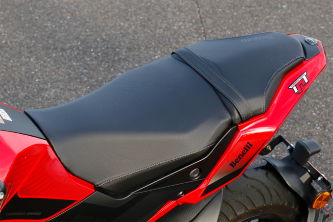BENELLI TNT125(ベネリ トルネードネイキッドT125)シート
