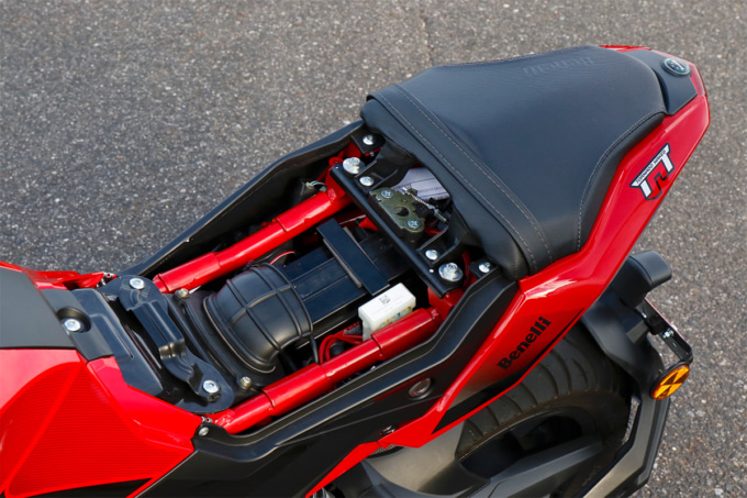 BENELLI TNT125(ベネリ トルネードネイキッドT125)シート下