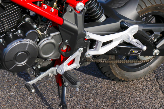 BENELLI TNT125(ベネリ トルネードネイキッドT125)ステップまわり
