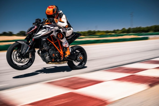 KTM 1290 SUPER DUKE R(オプション装着車)