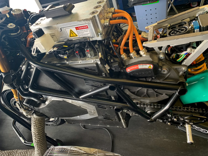 MotoEマシンの巨大なバッテリーと制御ユニット