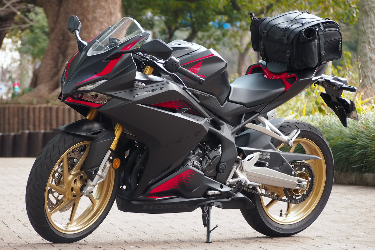 タナックス モトフィズ MFK-100 ミニフィールドシートバッグを装着したCBR250RR