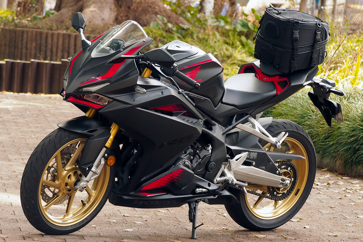 タナックス モトフィズ MFK-139 Wデッキシートバッグを装着したCBR250RR