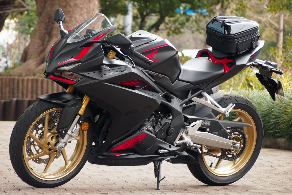 タナックス モトフィズ MFK-238 シェルシートバッグMTを装着したCBR250RR