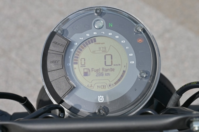HUSQVARNA MOTORCYCLES SVARTPILEN125 メーター