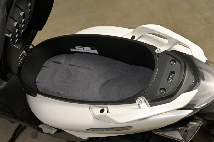 YAMAHA MAJESTY S シート下収納スペース