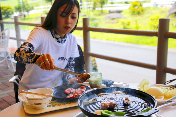 絶景ハンターに挑戦! 大笹牧場の名物、ジンギスカンを焼くゆじゅぱん