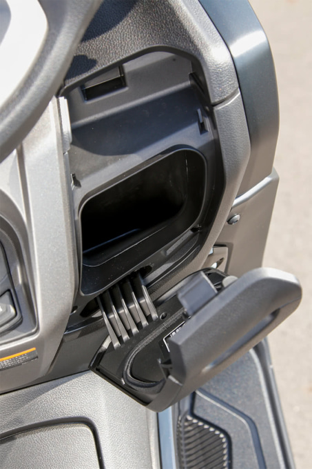 YAMAHA NMAX(2021年モデル)ハンドル右下の収納スペース