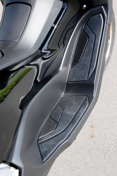 YAMAHA NMAX(2021年モデル)ステップボード