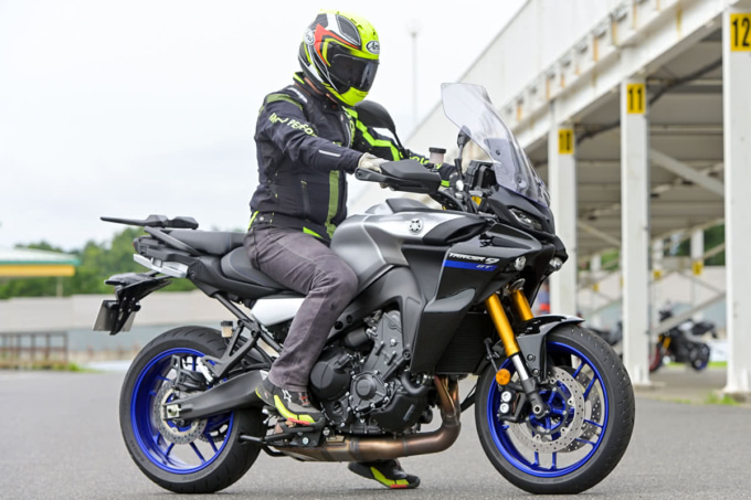 YAMAHA TRACER9 GT ABS(2021年モデル)シート高810㎜の足つき&乗車ポジション