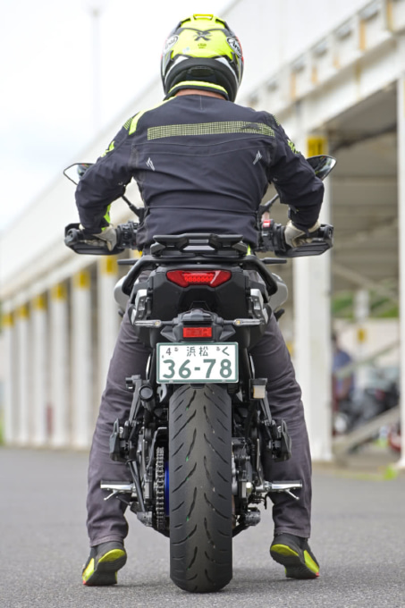YAMAHA TRACER9 GT ABS(2021年モデル)シート高825㎜の足つき&乗車ポジション