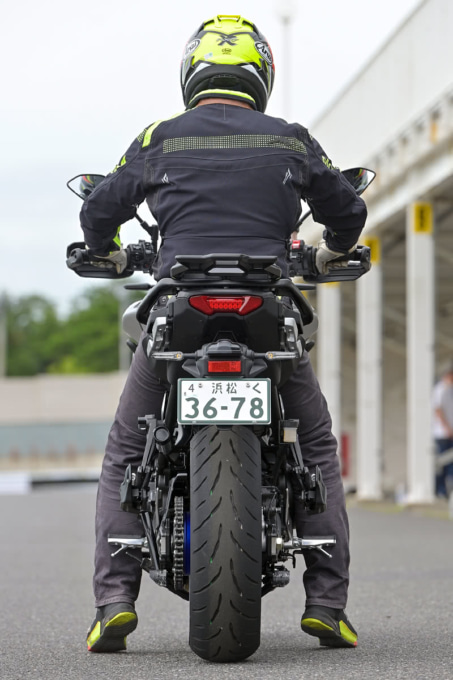 YAMAHA TRACER9 GT ABS(2021年モデル)シート高810㎜の足つき&乗車ポジション