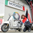 “にゃんば”ことバイク声優の難波佑香(なんばゆうか)がスクータークロスに参戦するためモータリストでランブレッタを改造