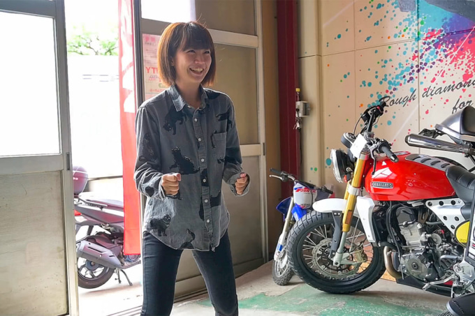 “にゃんば”ことバイク声優の難波佑香(なんばゆうか)がスクータークロスに参戦するためモータリストの門をたたく