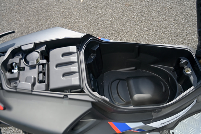 PEUGEOT SPEEDFIGHT125 R-CUP(2021年モデル)シート下収納スペース