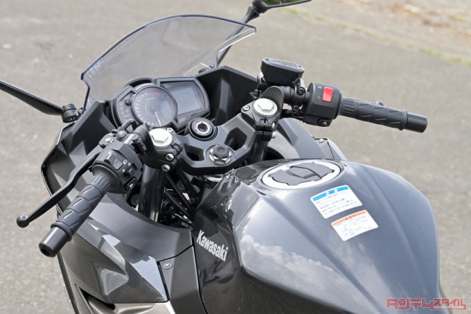 Kawasaki Ninja250(2021年モデル)ハンドルまわり