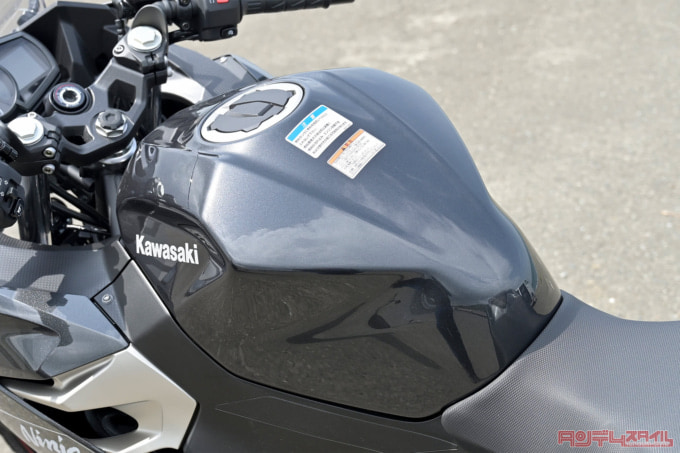 Kawasaki Ninja250(2021年モデル)タンク