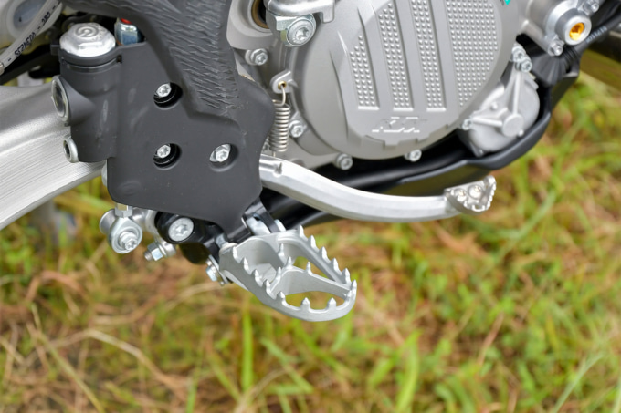 KTM 150EXC TPI(2022年モデル)ステップ
