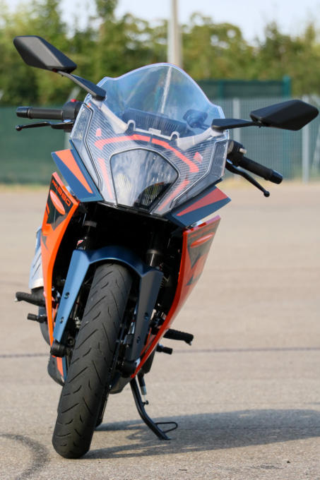 KTM RC390(2022年モデル)フロントビュー