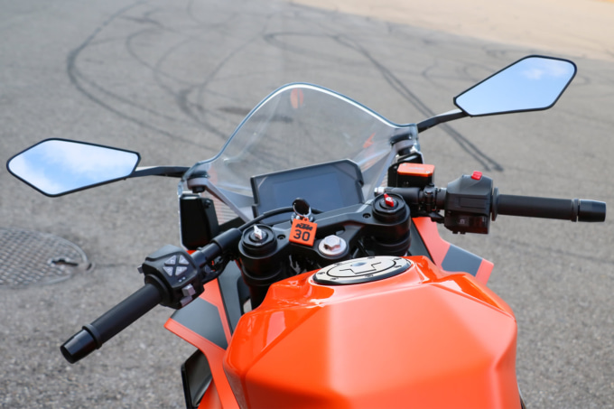 KTM RC390(2022年モデル)ハンドル