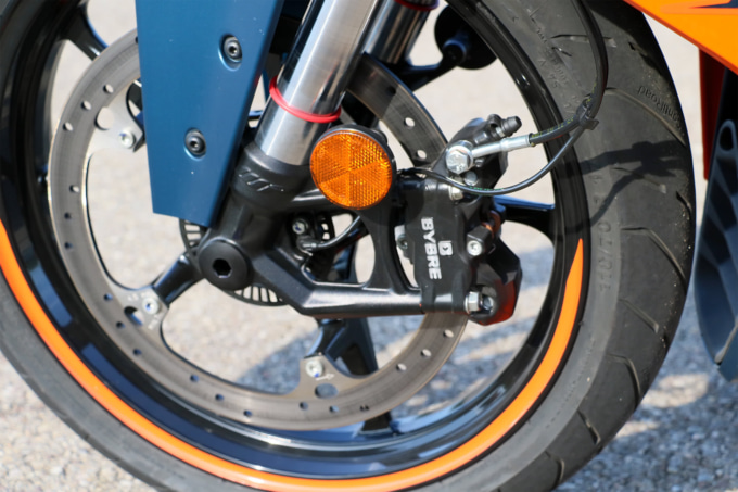 KTM RC390(2022年モデル)フロントブレーキ