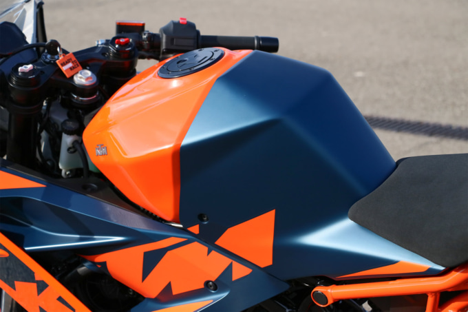 KTM RC390(2022年モデル)タンク