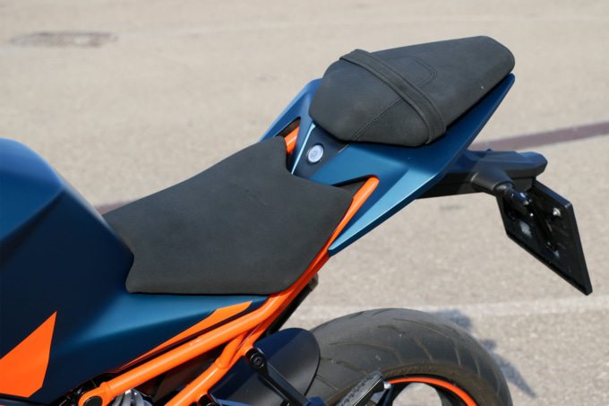 KTM RC390(2022年モデル)シート
