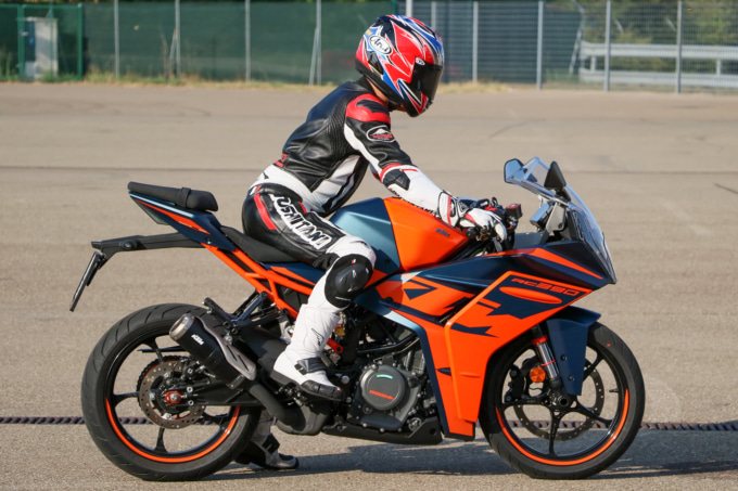 KTM RC390(2022年モデル)乗車姿勢