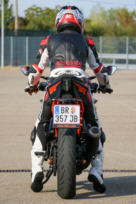 KTM RC390(2022年モデル)足つき