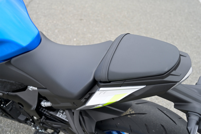 SUZUKI GSX-S1000(2021年モデル)シート