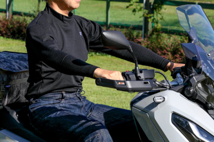 バイクシーンにおけるレイヤード(重ね着)の1番下に光電子アンダーウエアを着た例