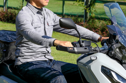 バイクシーンにおけるレイヤード(重ね着)の3番めにインナージャケットを着た例