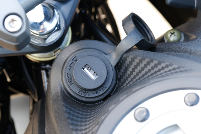 SYM NH T125(2021年モデル)USB電源ソケット