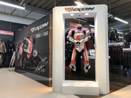 IXONアンバサダー中上選手の今シーズン着用のツナギがライコランド小牧インター店に展示！