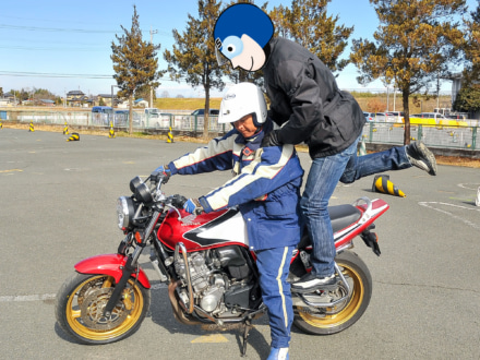 はじめてのバイク二人乗り（タンデム）後ろの乗り方ガイド【乗車・降車編】