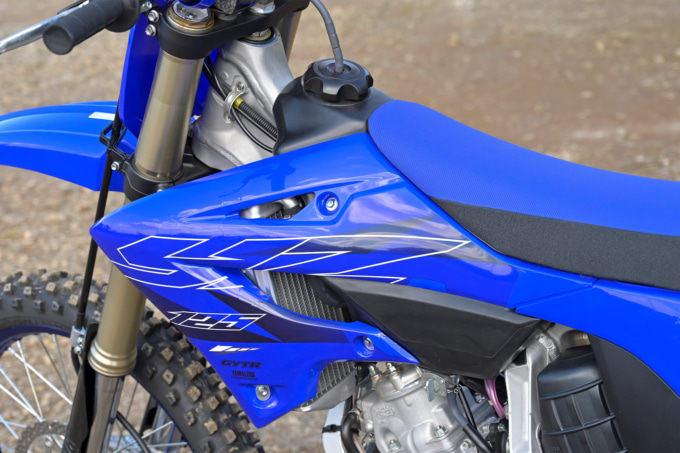 YAMAHA YZ125(2022年モデル)シュラウド
