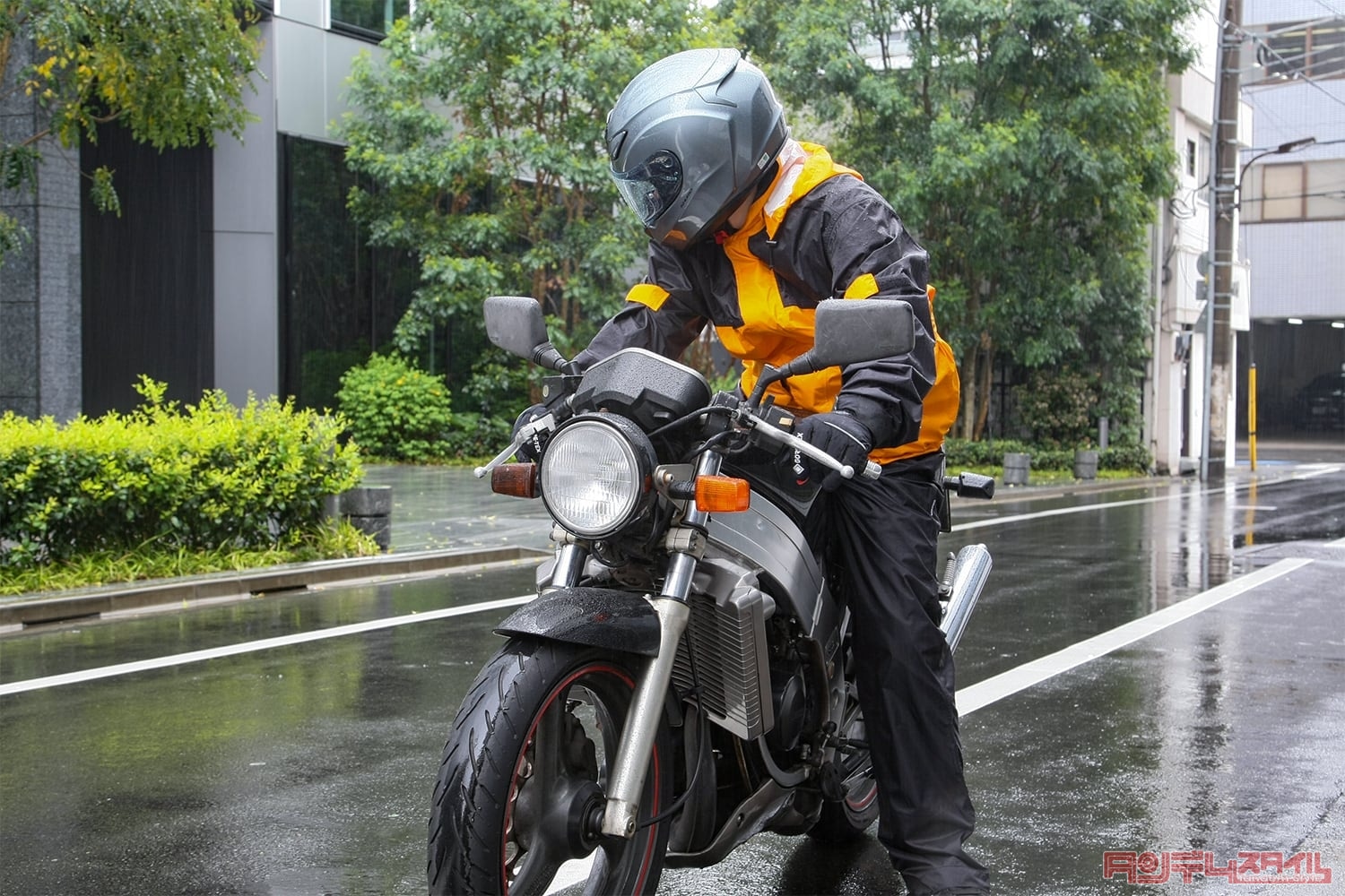 ゴールドウインモーターサイクル GWS Gベクター3 コンパクトレインスーツ 着用して乗車