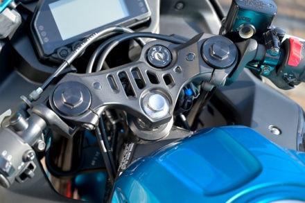 ヤマハ YZF-R25(2022年モデル)アッパーブラケット