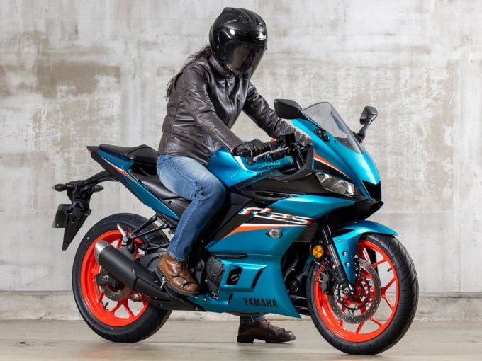 ヤマハ YZF-R25(2022年モデル)乗車姿勢