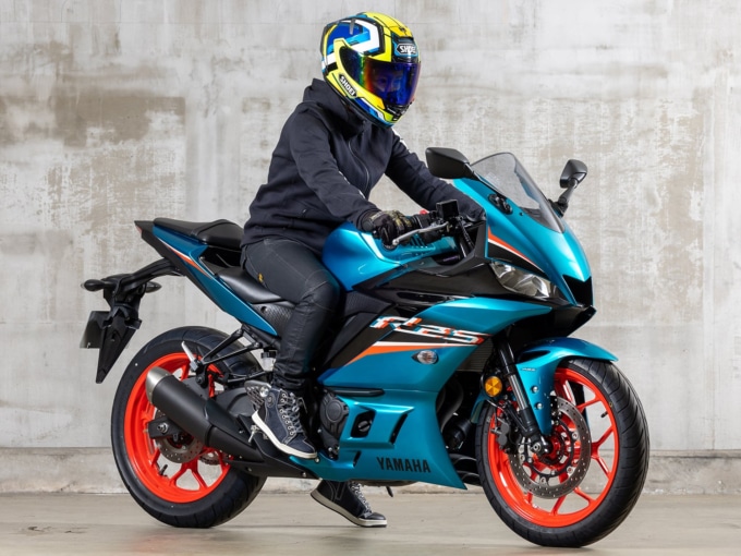 ヤマハ YZF-R25(2022年モデル)乗車姿勢